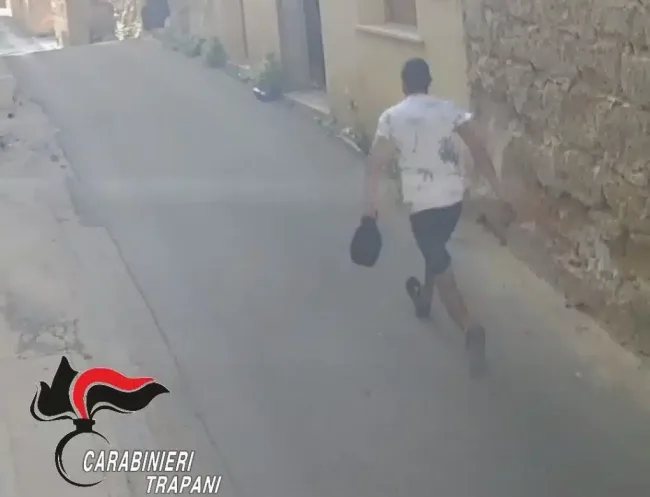 Rapina una tabaccheria e scippa il portafoglio a un 66enne: giovane ai domiciliari
