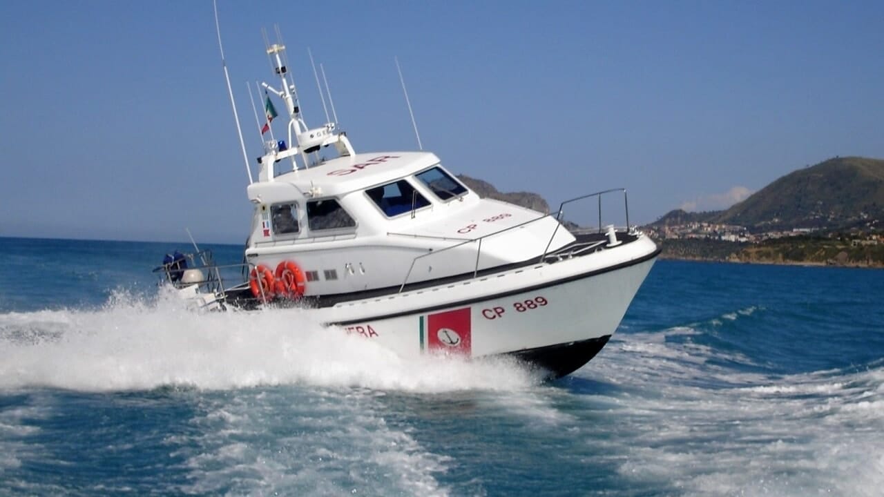 Emergenza migranti, 450 soccorsi da Guardia Costiera: erano a bordo di un vecchio peschereccio
