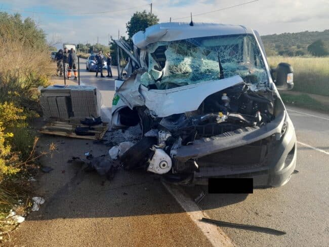 Incidente SP 20, violento impatto tra due mezzi provoca tre feriti – Le FOTO