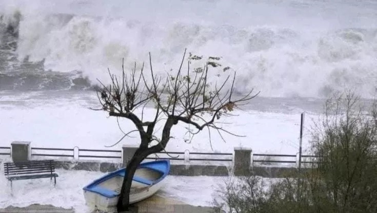 Maltempo nelle Isole Eolie, forte vento e mare in tempesta: sospesi i collegamenti