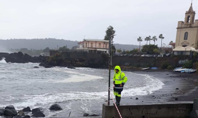 Litorale acese flagellato da forti mareggiate, gli interventi di ieri – FOTO