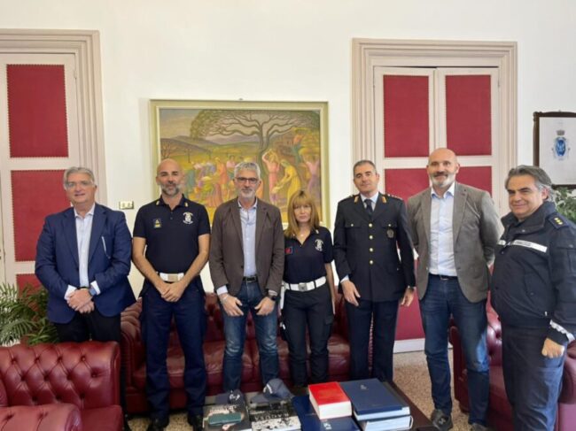 Donna si lancia dal balcone di casa e finisce tra le braccia di un agente “eroe”