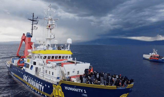Rimangono sul molo i migranti che si erano gettati in mare: la Humanity fa ricorso al Tribunale