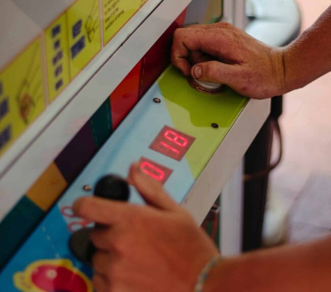 Furto in tabaccheria, prima tentano la sorte e poi rubano 1.800 euro dalla slot machine