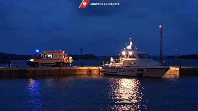Dramma al porto, onda travolge due giovani sulla scogliera: urla disperate e mare in tempesta