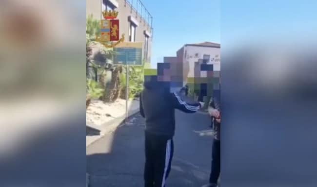 “Vendeva” passaporti nel cortile della Questura di Catania: arrestato truffatore – VIDEO
