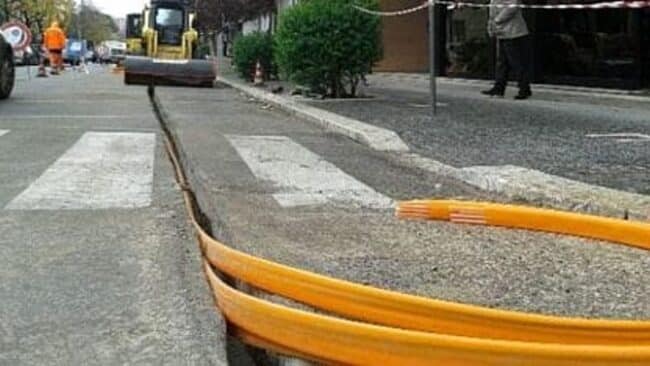 Perdita di gas dal sottosuolo della Circonvallazione, evacuate tre abitazioni e una scuola