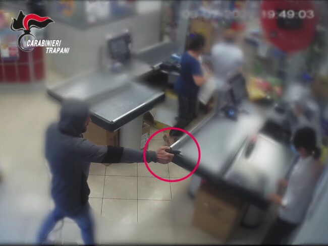 Rapina in un supermercato, arrestato 29enne armato di pistola: carabinieri sulle tracce del complice