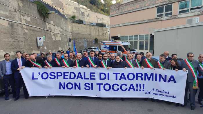 Sindaci in protesta contro depotenziamento: oltre 30 davanti ospedale Taormina