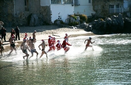 Capodanno a mare, fanno il bagno vestiti da Babbo Natale: al segnale, tutti in acqua