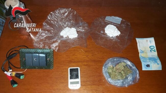 Movimento “sofisticato” in una palazzina di viale Nitta: tavola con droga di vario tipo