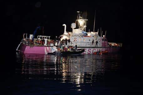 Tornano in attività le navi ong, recuperati 267 migranti: motovedetta libica minaccia navi umanitarie