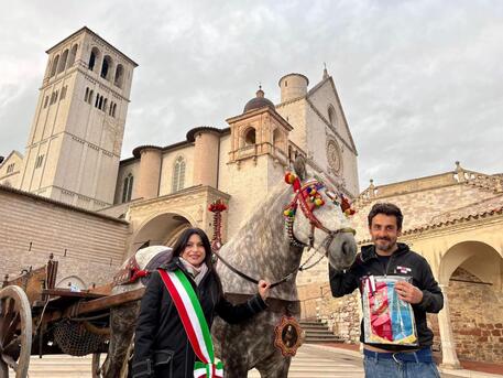 Dalla Sicilia ad Assisi con il carretto siciliano e il suo fedele Gandalf: la storia di un imprenditore siciliano