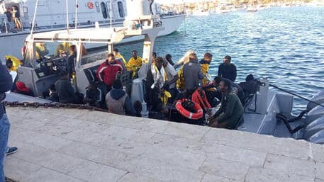 Si sfiora la tragedia a Lampedusa, barchino con 46 migranti affonda poco prima dell’arrivo dei soccorsi