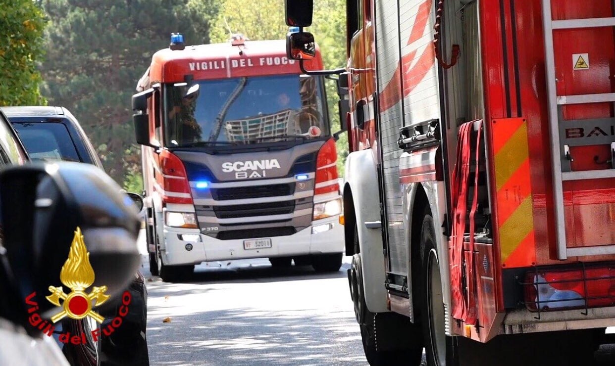 Camion con gru divorato dalle fiamme nel Palermitano: paura per le abitazioni vicine