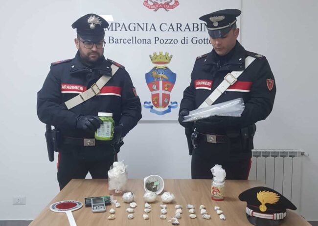 Droga nella dispensa della cucina, arrestati due pusher