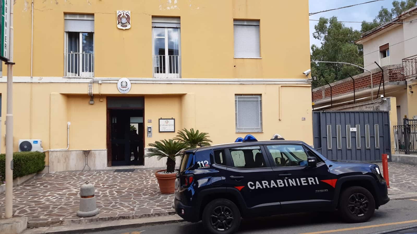 Aggredita e minacciata di morte dal convivente: donna chiede aiuto e denuncia ai carabinieri