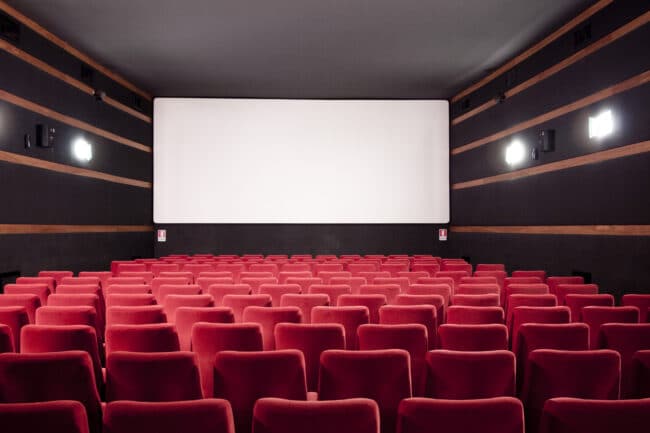 Bonus cinema, biglietti “dimezzati” per tornare a riempire le sale: come ottenerlo