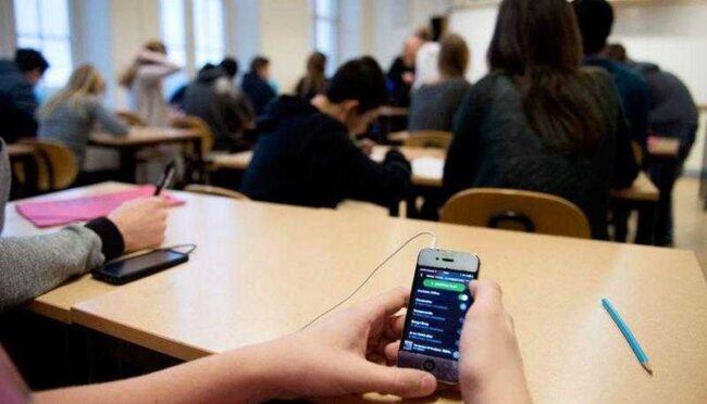 No ai cellulari in classe, cosa (non cambia) nella circolare del Ministro Valditara