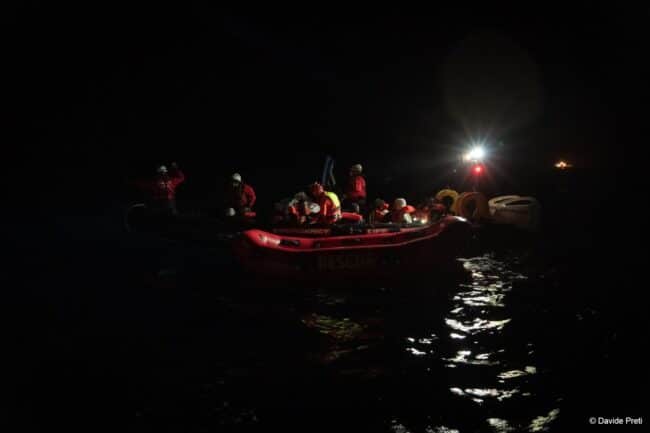 Primo salvataggio in mare per la nave di Emergency, soccorsi 70 naufraghi – FOTO E VIDEO