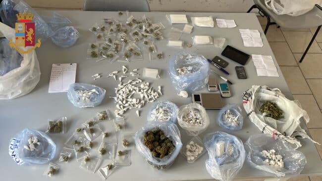 Nascondeva la droga nel marsupio e la distribuiva ai clienti in auto: arrestato pusher catanese