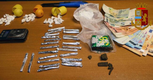 Abitazione diventa “supermercato della droga”: arrestati due pusher