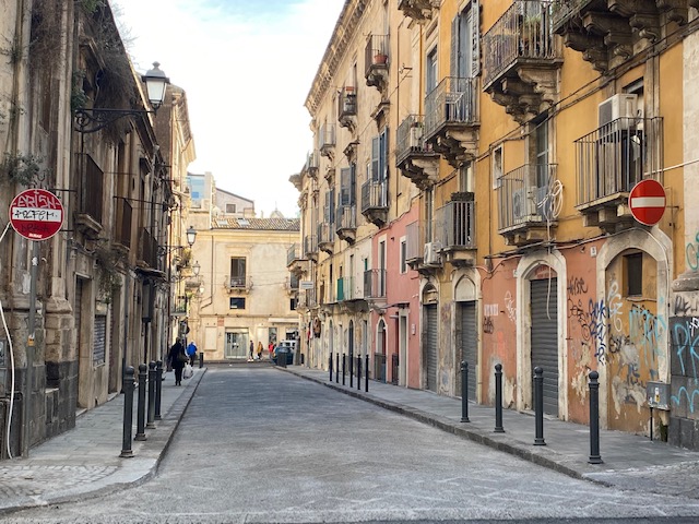 Manutenzione strade a Catania, in via San Martino al posto dell’asfalto torna il basolato lavico
