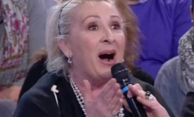 “Uomini e Donne”, addio a Paola D’Andrea: era una delle protagoniste del “pubblico parlante”