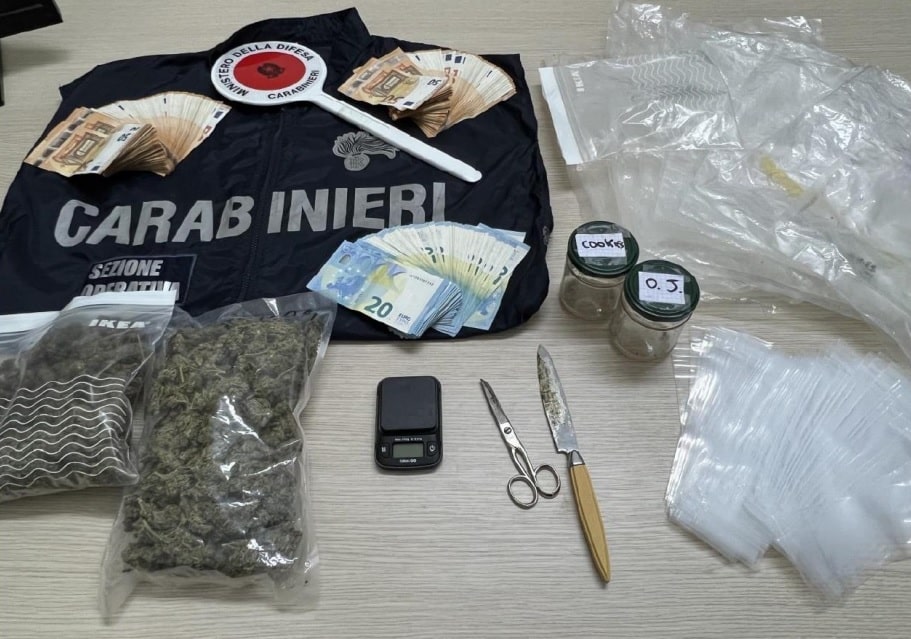 Oltre 13mila euro in contanti e droga in casa: arrestato pusher di 17 anni