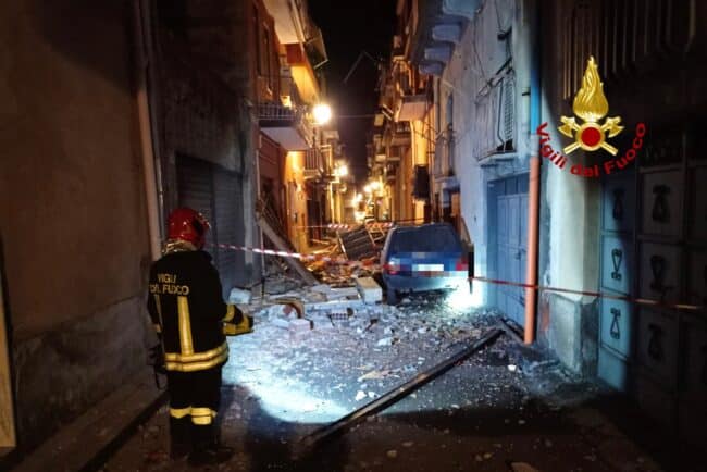 Esplosione ad Adrano, 27enne estratto dalle macerie e trasportato al Cannizzaro in gravi condizioni