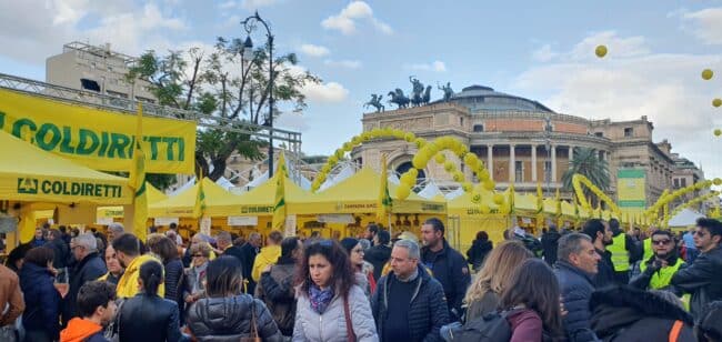 Natale, Coldiretti: “Sei italiani su dieci nei mercatini a caccia di regali”