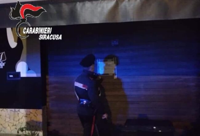 Chiuso noto bar nel Siracusano, abuso di alcool e frequenti liti
