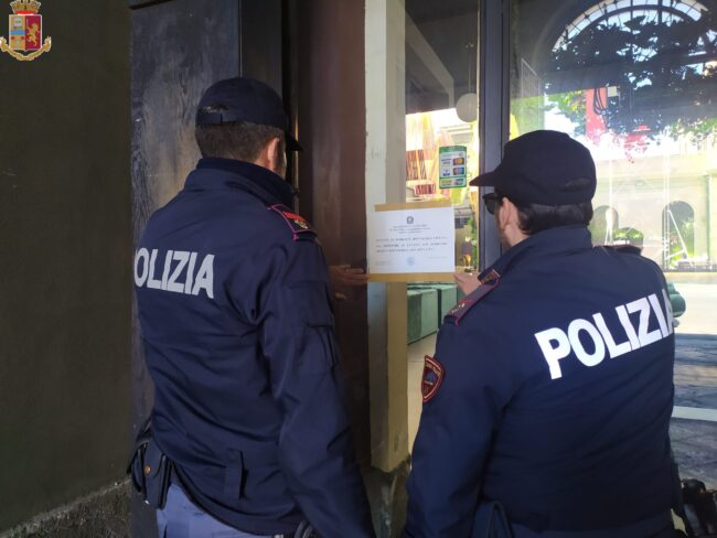 Oltre 300 persone dentro un bar-ristorante del porto di Catania trasformato in discoteca