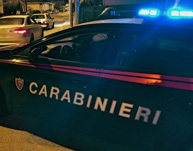 Picchiava e feriva la madre per avere soldi in cambio: arrestato pregiudicato