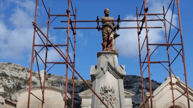 Cimitero centrale di Ragusa, si distacca la statua dei “Picialuori” dal suo basamento