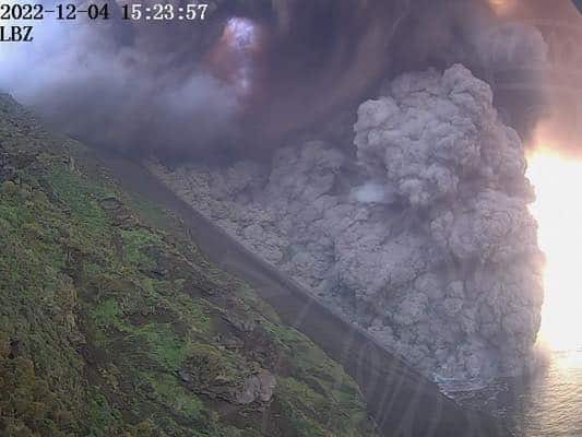 Stromboli, eruzione e forte esplosione: crolli di materiale – Le FOTO