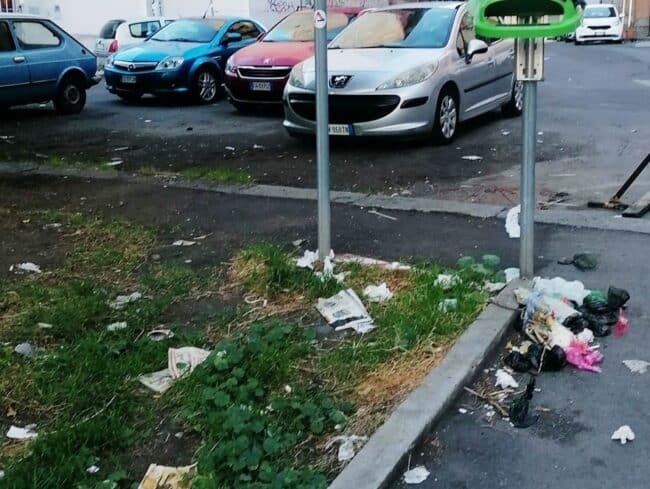 Degrado in piazza Scarabelli e via Quieta. Comitato Vulcania: “Dove sono finiti gli spazzini di una volta?”