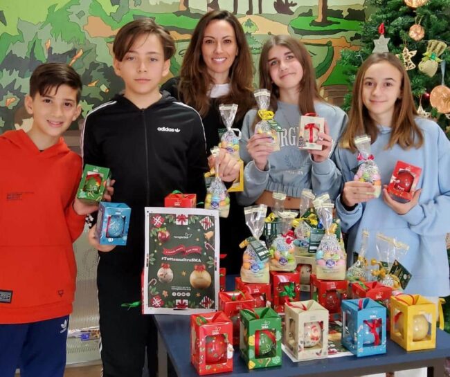 Scambio di doni tra la “Maiorana” di Catania l’Associazione Famiglie SMA