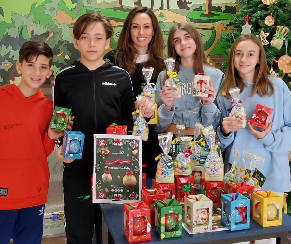 Scambio di doni tra la “Maiorana” di Catania l’Associazione Famiglie SMA