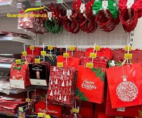 Migliaia di prodotti natalizi contraffatti scoperti dalla Guardia di Finanza