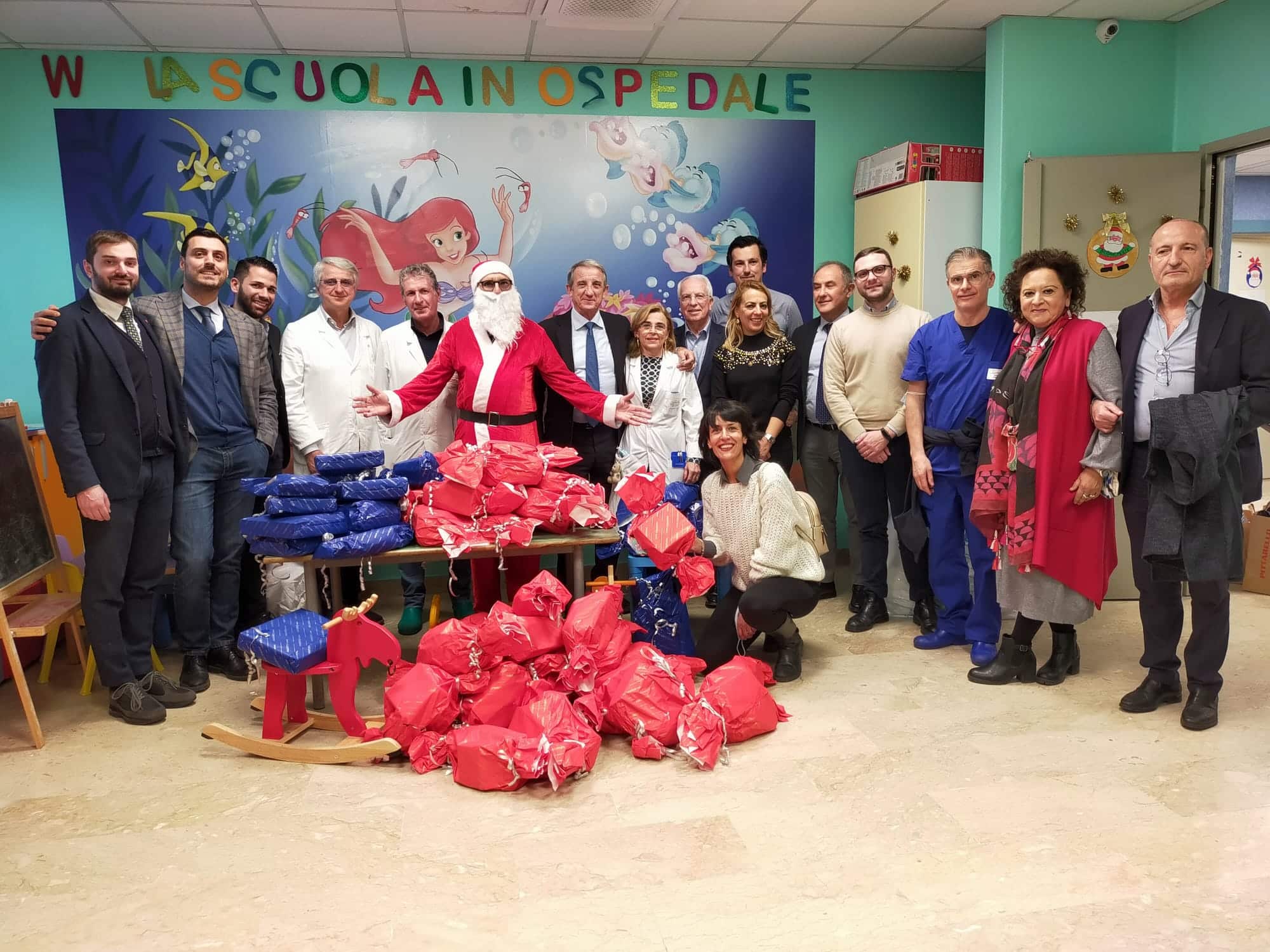 Regali, sorrisi e magia nel reparto di Pediatria del Garibaldi Nesima: Babbo Natale “veste” Bruno Euronics