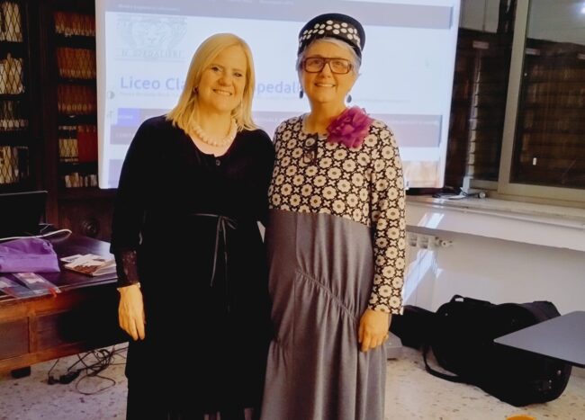 Incontri di poesia al Liceo “Spedalieri” di Catania, Lina Maria Ugolini presenta “Abitare gli abiti” – LA VIDEOINTERVISTA