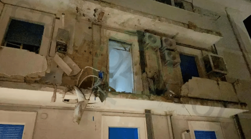 Caldaia esplode e danneggia appartamento, detriti colpiscono auto in strada: forte boato “sveglia” quartiere