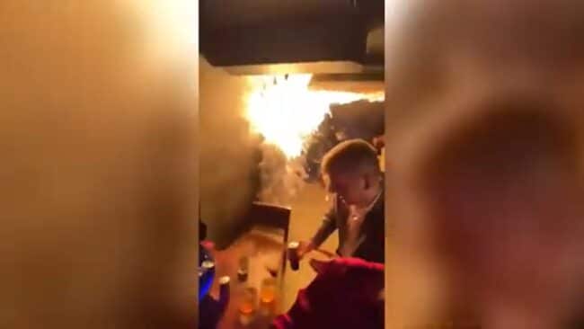 Panico in un ristorante di Londra, albero di Natale a fuoco: evacuate 300 persone – VIDEO