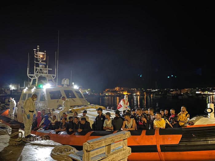 Un’altra notte di sbarchi: in 700 intercettati vicino le coste siracusane