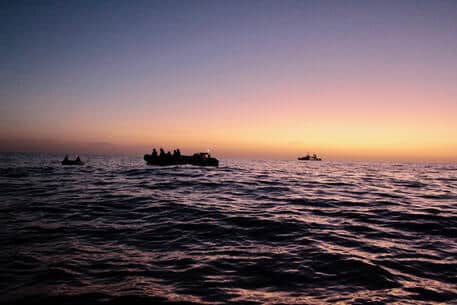 Nottata di sbarchi a Lampedusa, soccorsi 380 migranti su 8 imbarcazioni: c’è anche un disperso