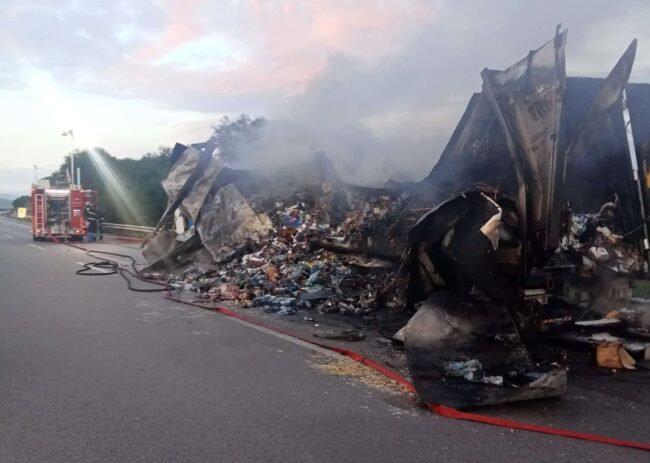 A19, autoarticolato divorato dalle fiamme: strada chiusa al traffico