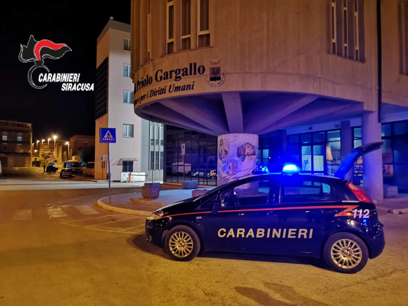 Minaccia i parenti con una pala e aggredisce i carabinieri: voleva i soldi per la droga