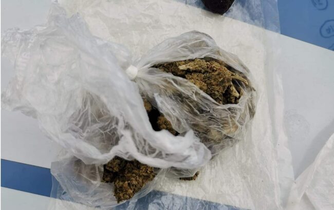 Lancia la droga sul tetto e sbarra la porta ai poliziotti, arrestato pusher nel Messinese