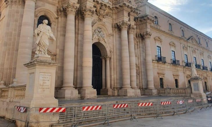 Si stacca un elemento lapideo dalla facciata del Duomo di Siracusa: chiuso accesso principale